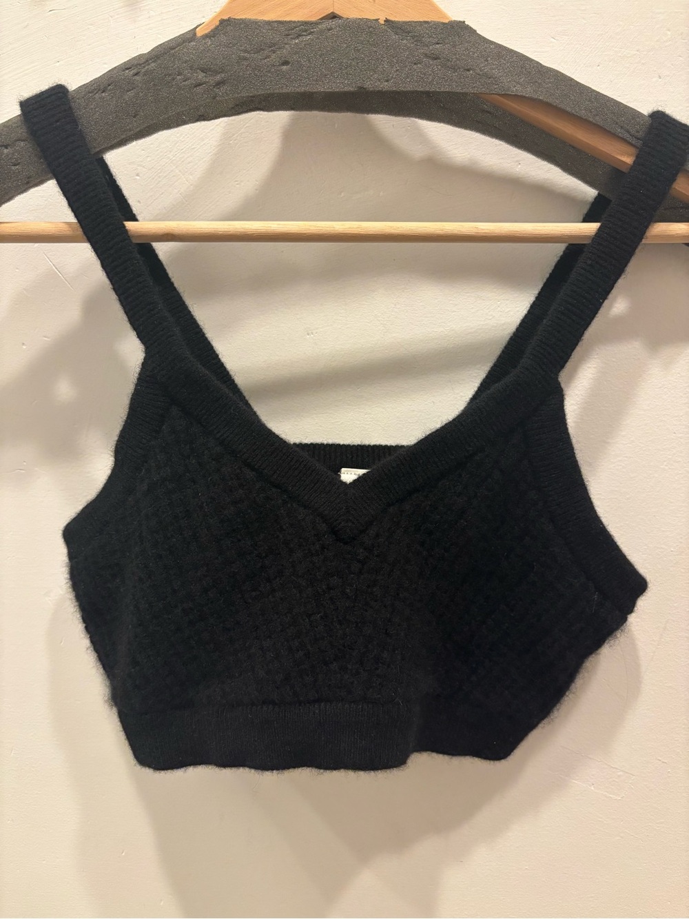 Alo Black Knit Cropped V-Neck Tank